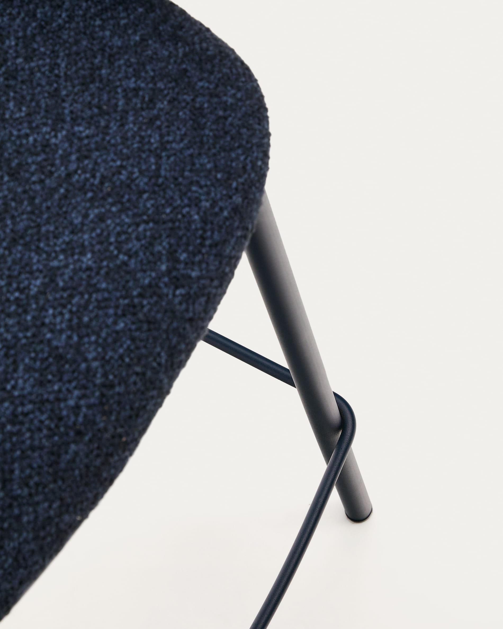 Stilvoller Maina Hocker aus weichem, blauem Chenille und robusten Stahlbeinen. Perfekt für jeden Raum als Sitzgelegenheit oder dekoratives Highlight.