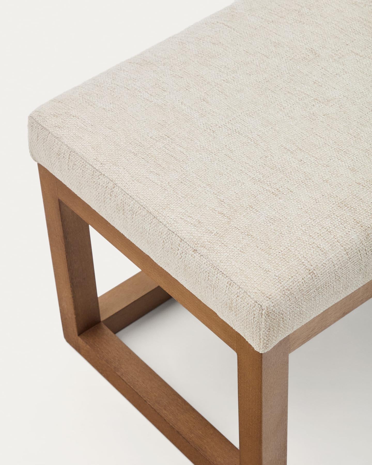 Die elegante Sitzbank Loya von Kave Home kombiniert weichen Chenille-Stoff in Beige mit stabilen Buchenholz und Nussbaum-Finish – ideal für jeden Raum.