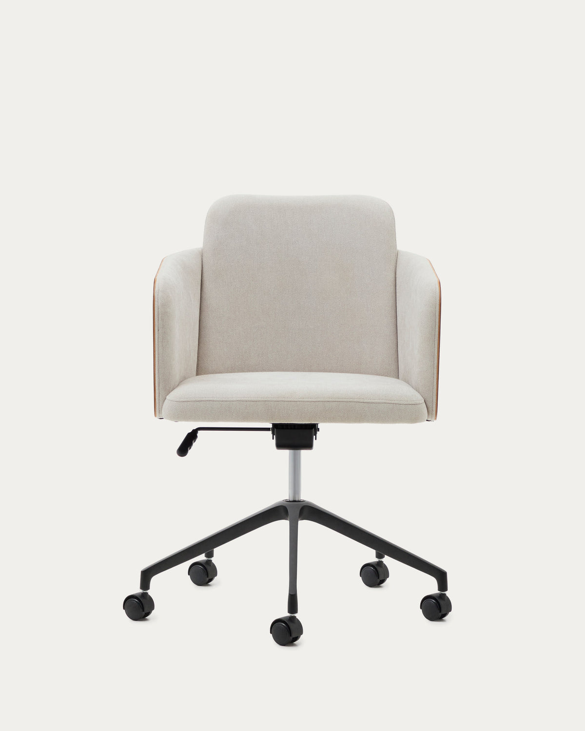 Schreibtischstuhl Madai aus beiger Chenille und Eschenfurnier in natürlicher Optik, FSC Mix Credit in Natur präsentiert im Onlineshop von KAQTU Design AG. Dreh-Schalenstuhl mit Rollen ist von Kave Home