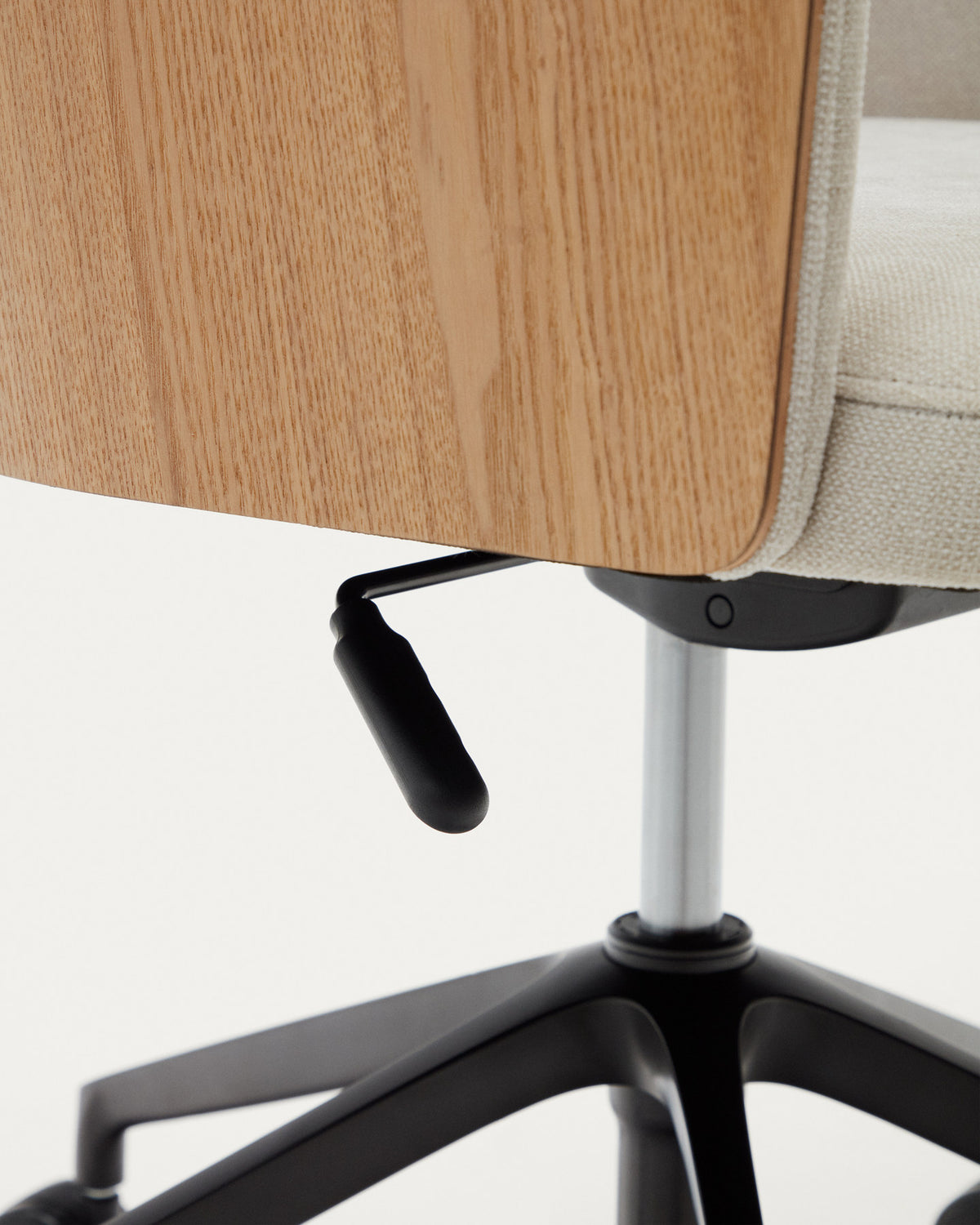 Schreibtischstuhl Madai aus beiger Chenille und Eschenfurnier in natürlicher Optik, FSC Mix Credit in Natur präsentiert im Onlineshop von KAQTU Design AG. Dreh-Schalenstuhl mit Rollen ist von Kave Home