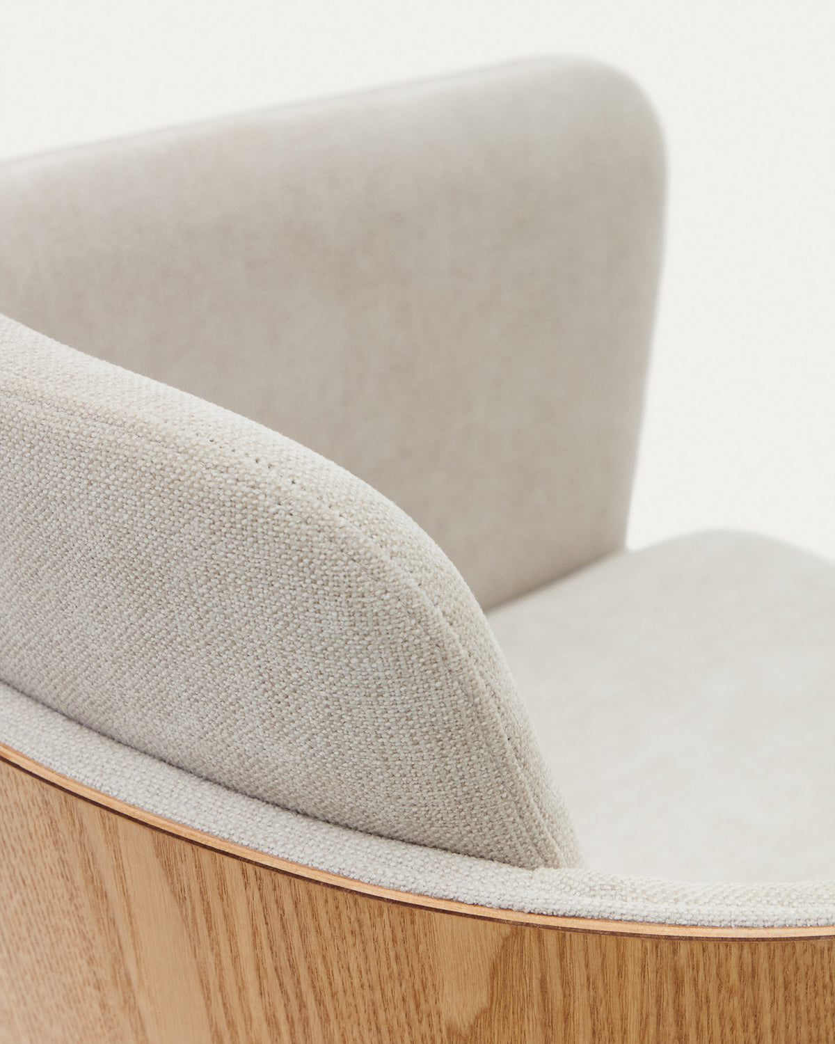 Schreibtischstuhl Madai aus beiger Chenille und Eschenfurnier in natürlicher Optik, FSC Mix Credit in Natur präsentiert im Onlineshop von KAQTU Design AG. Dreh-Schalenstuhl mit Rollen ist von Kave Home