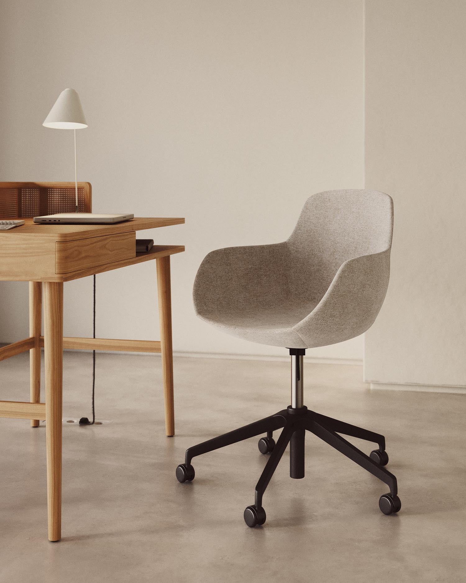 Moderner Tissiana Schreibtischstuhl in braunem Kunstleder und mattschwarzem Aluminium – ideal für Komfort und Stil im Büro.