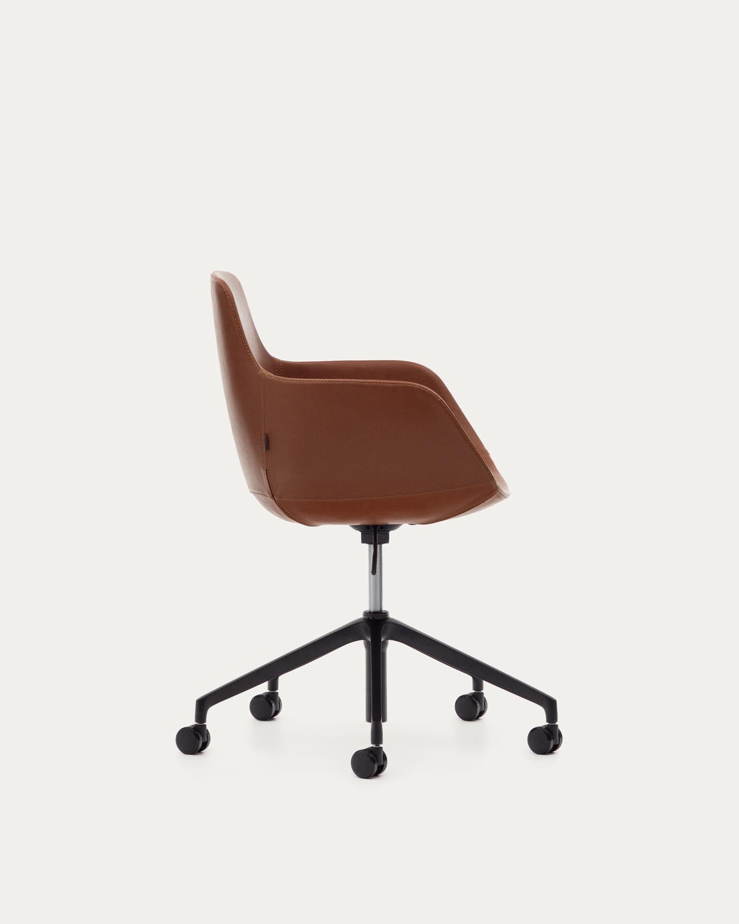Eleganter Tissiana Bürostuhl aus braunem Kunstleder, Aluminium und mattschwarzer Oberfläche, ideal für modernes Arbeitsambiente.
