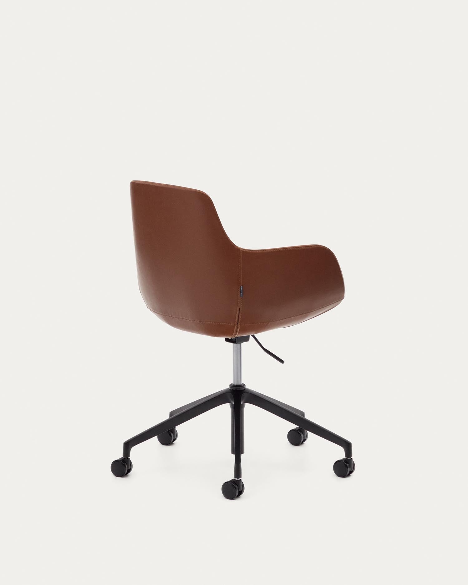 Moderner Tissiana Schreibtischstuhl aus braunem Kunstleder, Aluminium und mattschwarzem Finish, perfekt für stilvolle Büros.