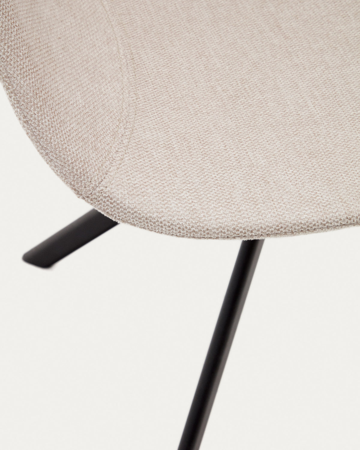 Rückdrehender Drehstuhl Tissiana beige Chenille und mattschwarzer Stahl in Beige, Schwarz präsentiert im Onlineshop von KAQTU Design AG. Dreh-Schalenstuhl mit Armlehnen ist von Kave Home