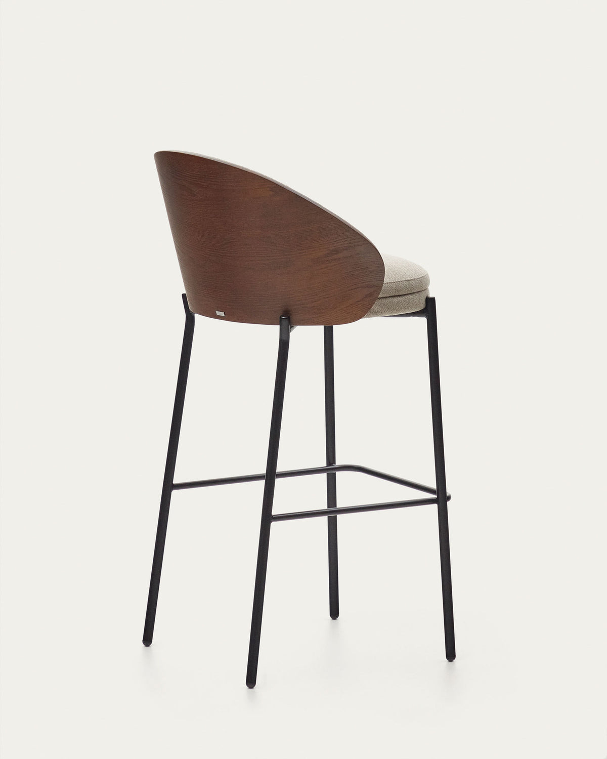 Eamy Hocker braune Chenille Eschenfurnier mit Nussbaum-Finish und Metall in Schwarz 77 cm in Beige präsentiert im Onlineshop von KAQTU Design AG. Barhocker ist von Kave Home