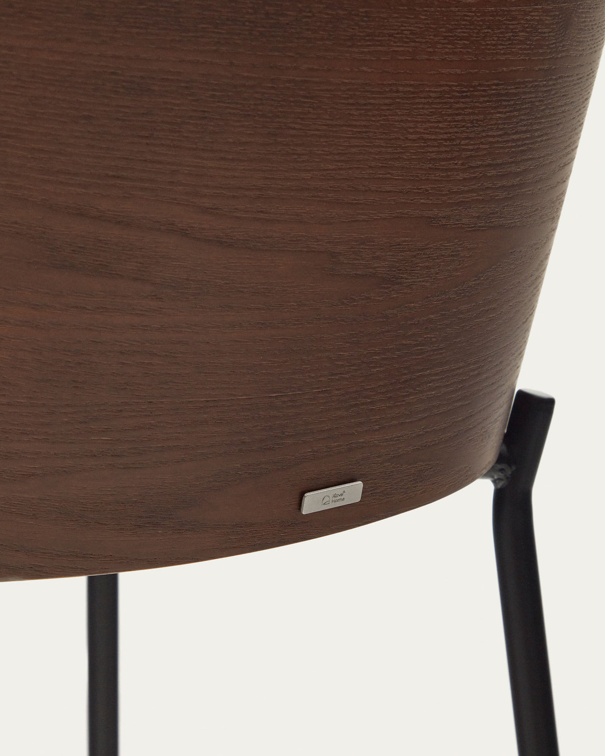 Eamy Hocker braune Chenille Eschenfurnier mit Nussbaum-Finish und Metall in Schwarz 77 cm in Beige präsentiert im Onlineshop von KAQTU Design AG. Barhocker ist von Kave Home