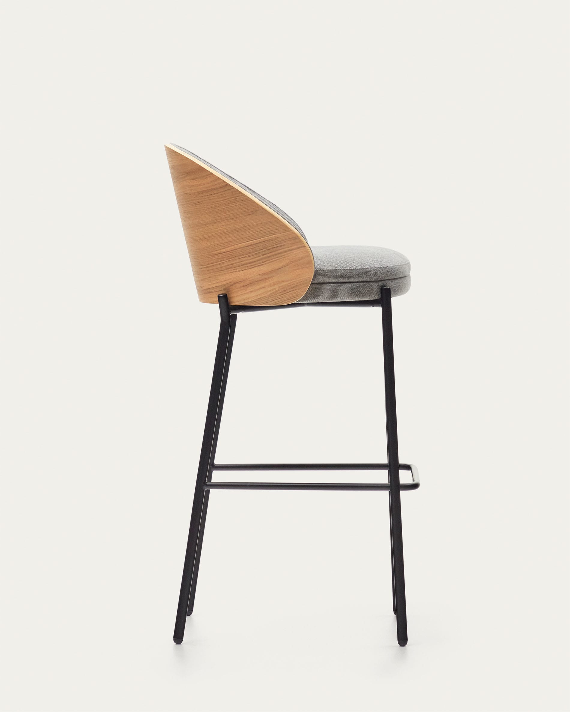 Eamy Hocker: Modernes Design in hellgrauer Chenille & Eschenfurnier.