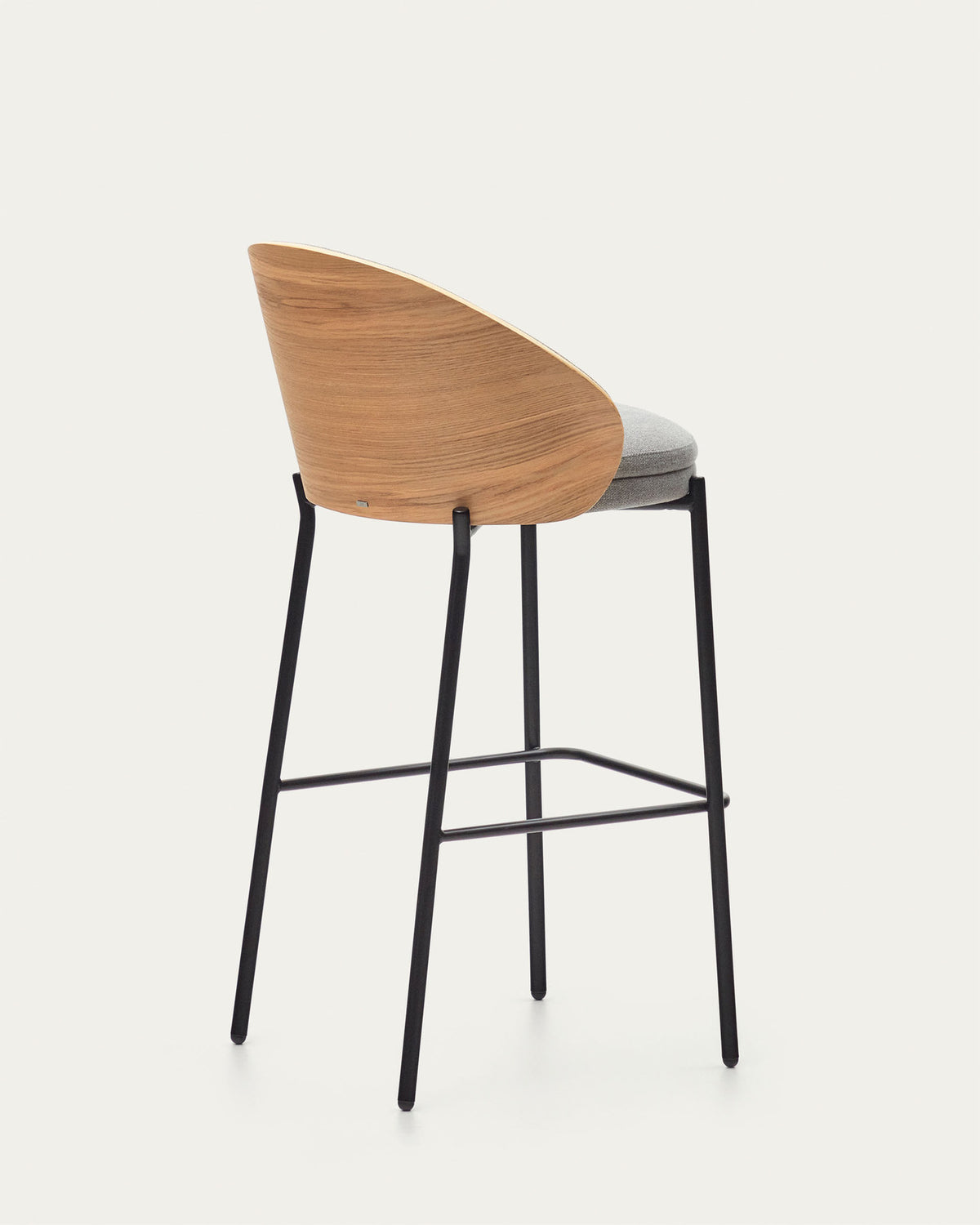 Eamy Hocker hellgraue Chenille Eschenfurnier mit natürlichem Finish und Metall in Schwarz Höhe 77 cm in Grau präsentiert im Onlineshop von KAQTU Design AG. Barhocker ist von Kave Home