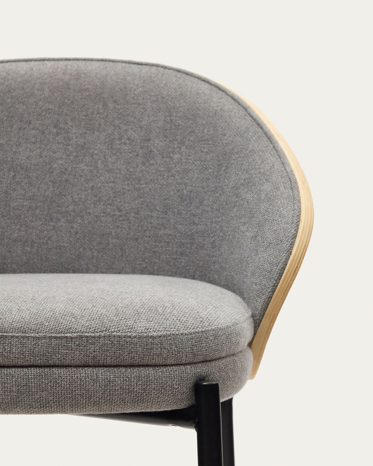Eamy Hocker hellgraue Chenille Eschenfurnier mit natürlichem Finish und Metall in Schwarz Höhe 77 cm in Grau präsentiert im Onlineshop von KAQTU Design AG. Barhocker ist von Kave Home