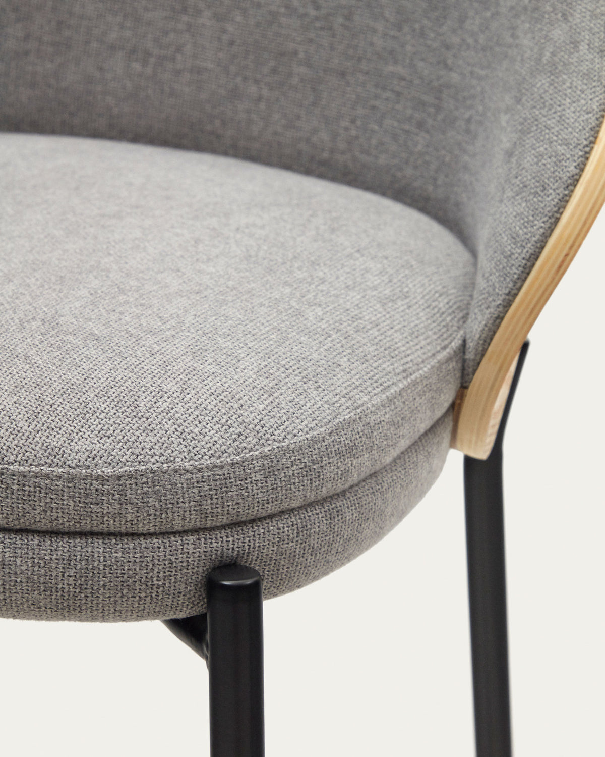 Eamy Hocker hellgraue Chenille Eschenfurnier mit natürlichem Finish und Metall in Schwarz Höhe 77 cm in Grau präsentiert im Onlineshop von KAQTU Design AG. Barhocker ist von Kave Home