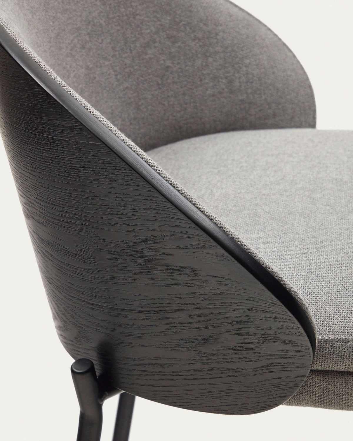 Eamy Hocker hellgraue Chenille Eschenfurnier mit schwarzem Finish und Metall in Schwarz Höhe 77 cm in Schwarz präsentiert im Onlineshop von KAQTU Design AG. Barhocker ist von Kave Home