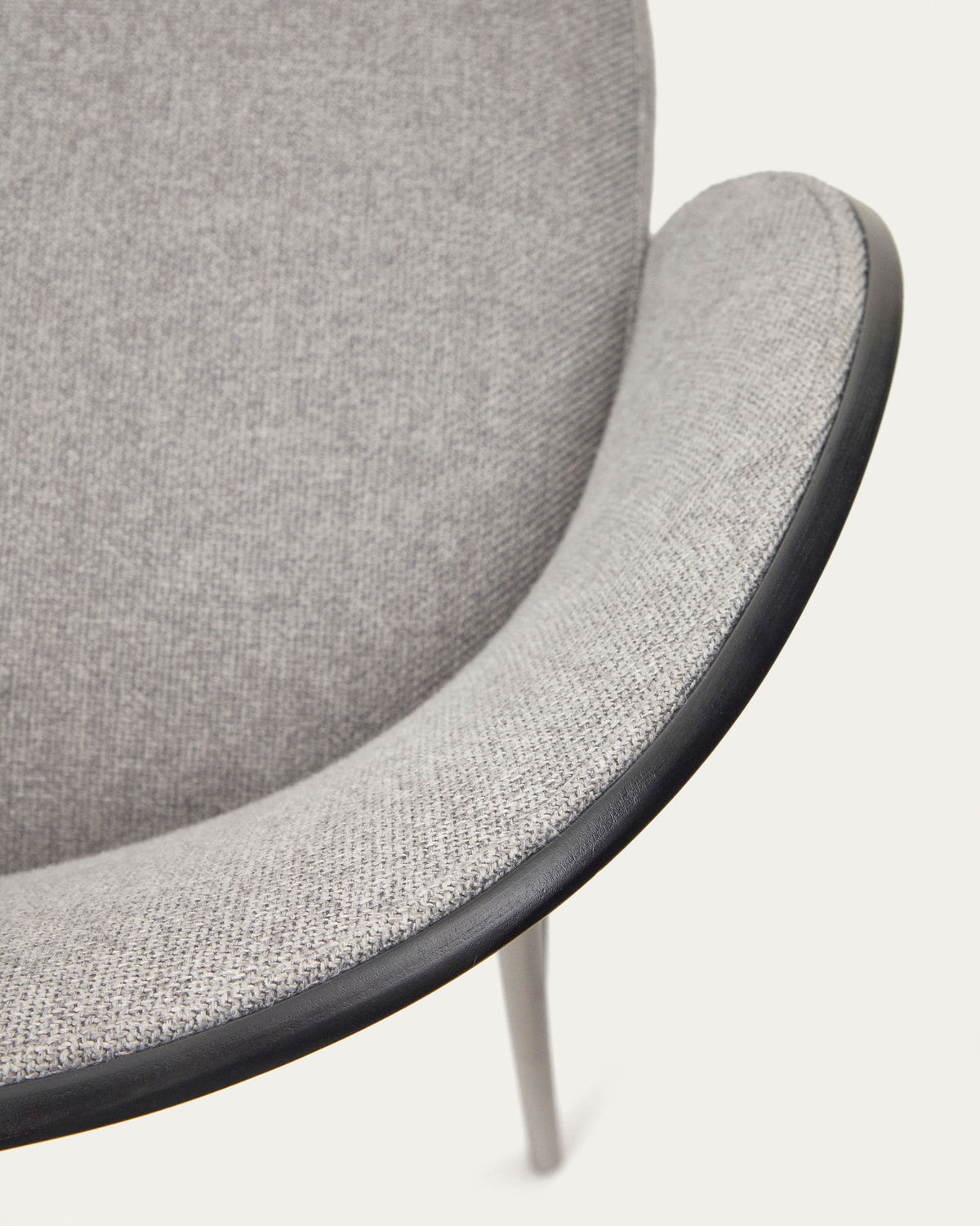 Eamy Hocker hellgraue Chenille Eschenfurnier mit schwarzem Finish und Metall in Schwarz Höhe 77 cm in Schwarz präsentiert im Onlineshop von KAQTU Design AG. Barhocker ist von Kave Home