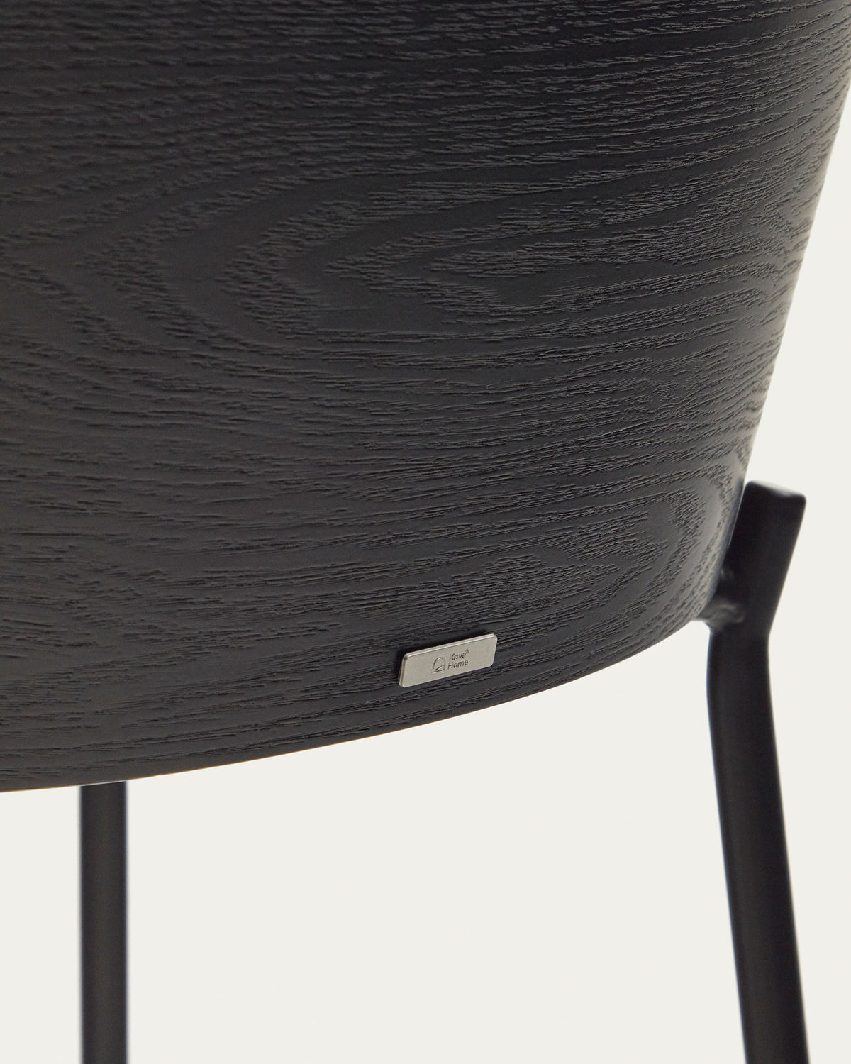 Eamy Hocker hellgraue Chenille Eschenfurnier mit schwarzem Finish und Metall in Schwarz Höhe 77 cm in Schwarz präsentiert im Onlineshop von KAQTU Design AG. Barhocker ist von Kave Home