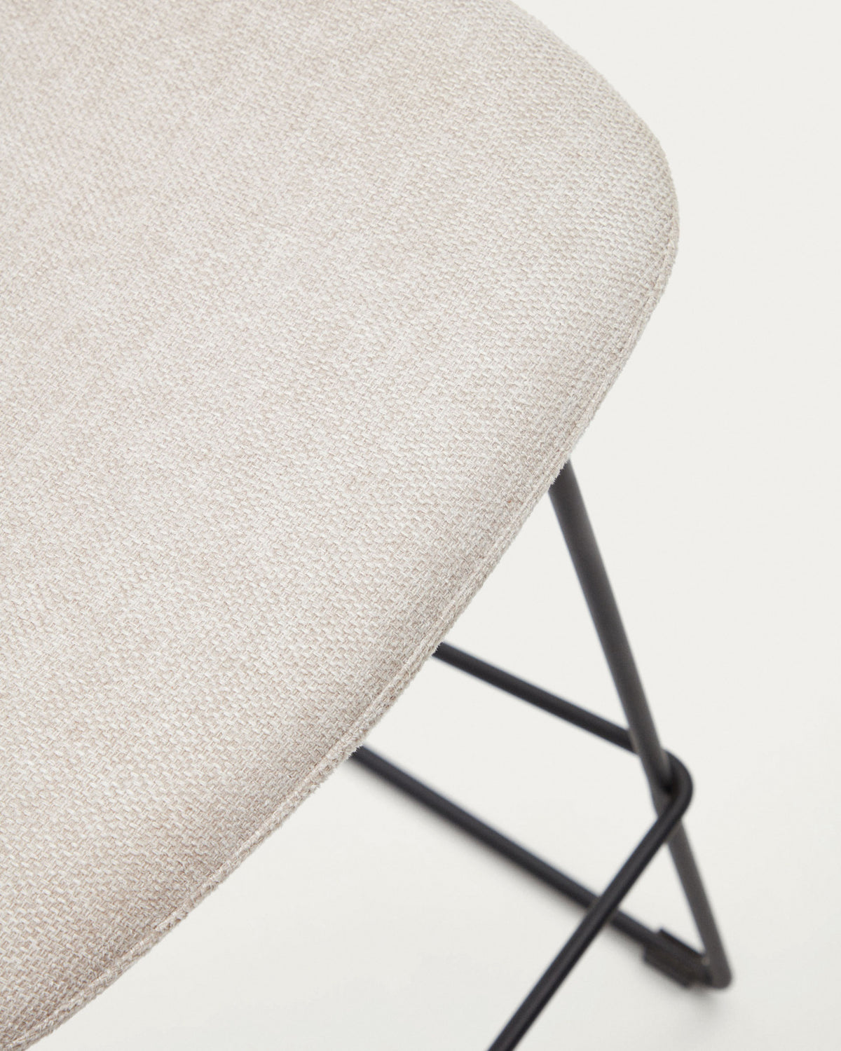 Zahara Hocker beige und Stahl mit schwarzem Finish Höhe 76 cm FSC 100% in Beige präsentiert im Onlineshop von KAQTU Design AG. Barhocker ist von Kave Home