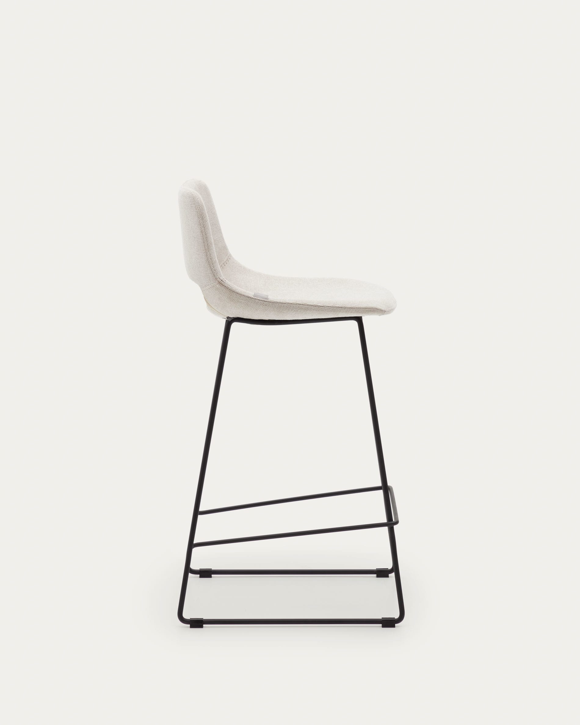 Zahara Hocker: Modernes Design in Beige und Schwarz, 65 cm hoch.