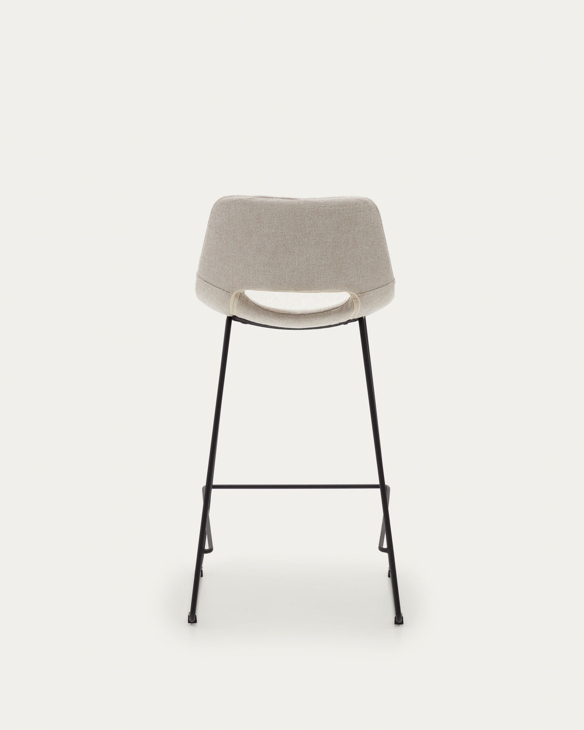Zahara Hocker beige und Stahl mit schwarzem Finish 65 cm FSC 100% in Beige präsentiert im Onlineshop von KAQTU Design AG. Barhocker ist von Kave Home