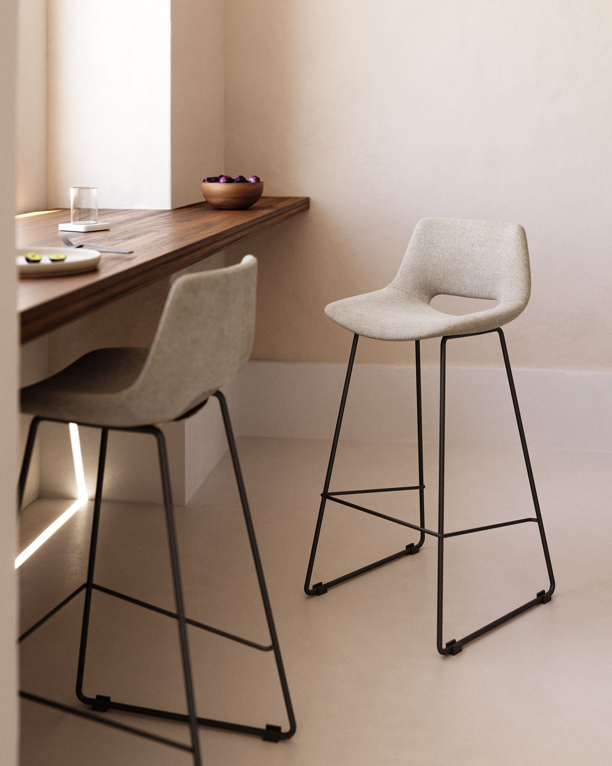 Zahara Hocker beige und Stahl mit schwarzem Finish 65 cm FSC 100% in Beige präsentiert im Onlineshop von KAQTU Design AG. Barhocker ist von Kave Home