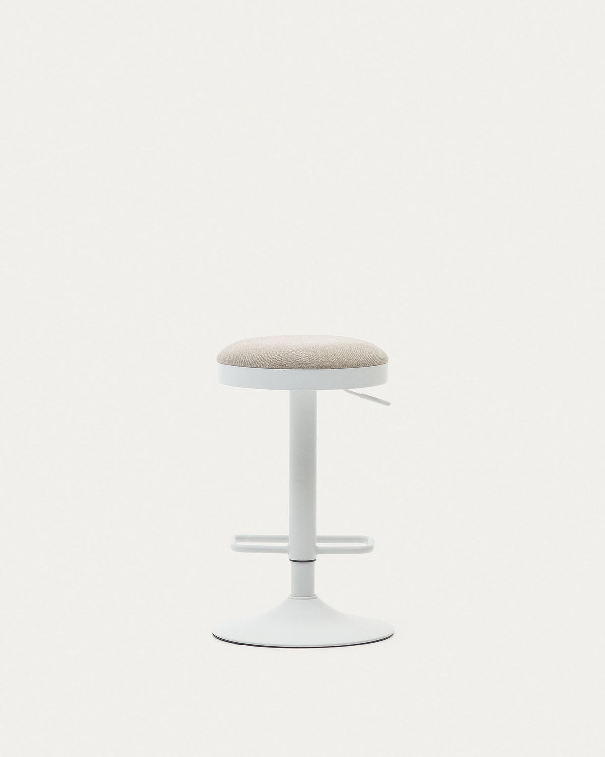 Zaib Hocker aus beigefarbener Chenille und mattweissem Stahl Höhe 63-84 cm FSC 100% in Weiss präsentiert im Onlineshop von KAQTU Design AG. Barhocker ist von Kave Home