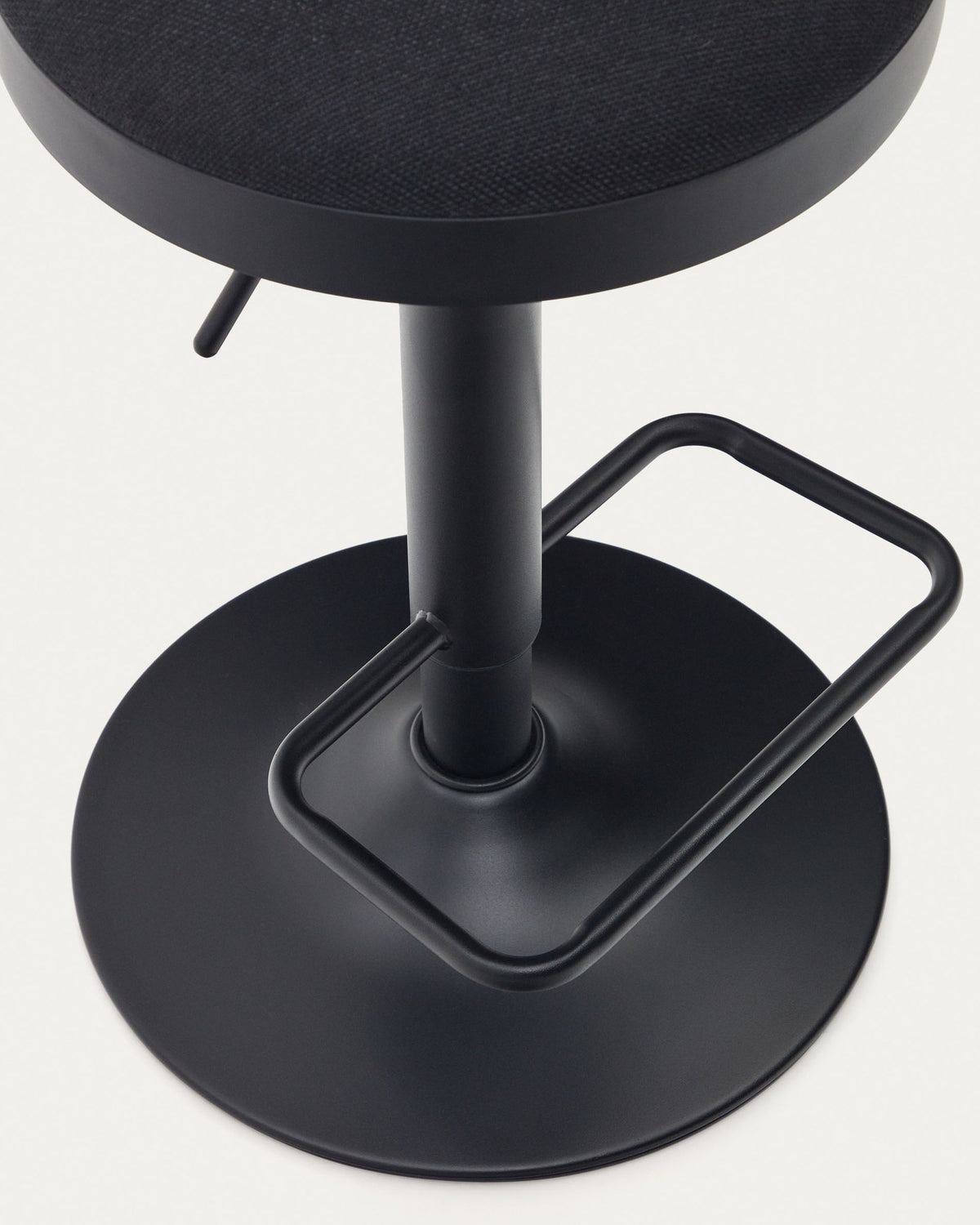 Zaib Hocker aus schwarzer Chenille und mattschwarzem Stahl Höhe 63-84 cm FSC 100% in Schwarz präsentiert im Onlineshop von KAQTU Design AG. Barhocker ist von Kave Home