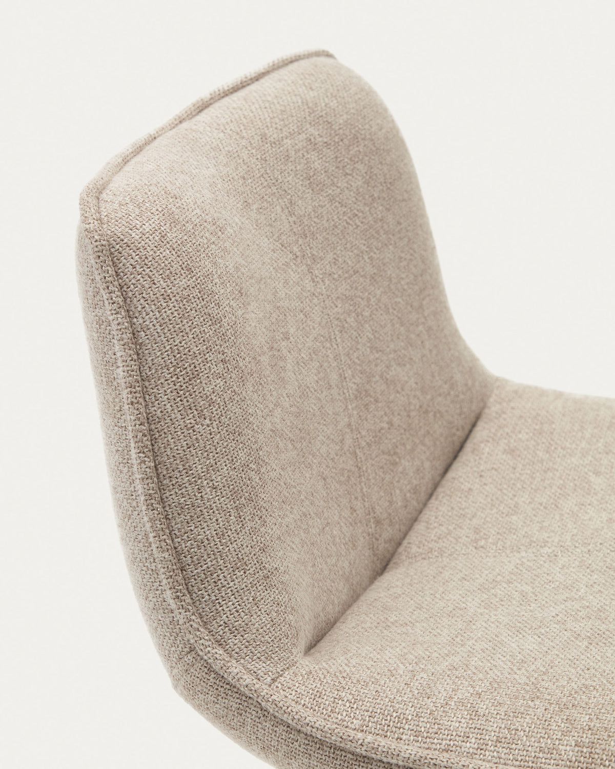 Zenda Hocker aus beigefarbenem Chenille und mattweissem Stahl 81-102 cm FSC 100% in Weiss präsentiert im Onlineshop von KAQTU Design AG. Barhocker ist von Kave Home