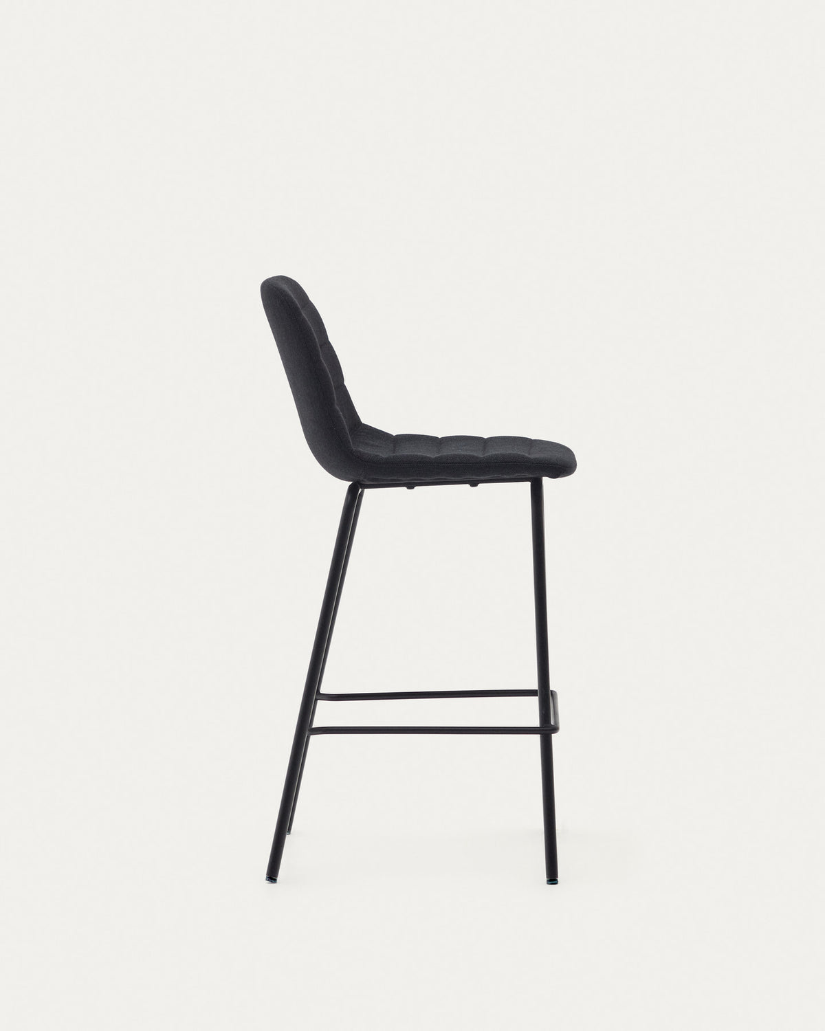 Zunilda Hocker aus schwarzem Chenille und Stahl mit mattschwarzem Finish Höhe 65cm FSC 100% in Schwarz präsentiert im Onlineshop von KAQTU Design AG. Barhocker ist von Kave Home