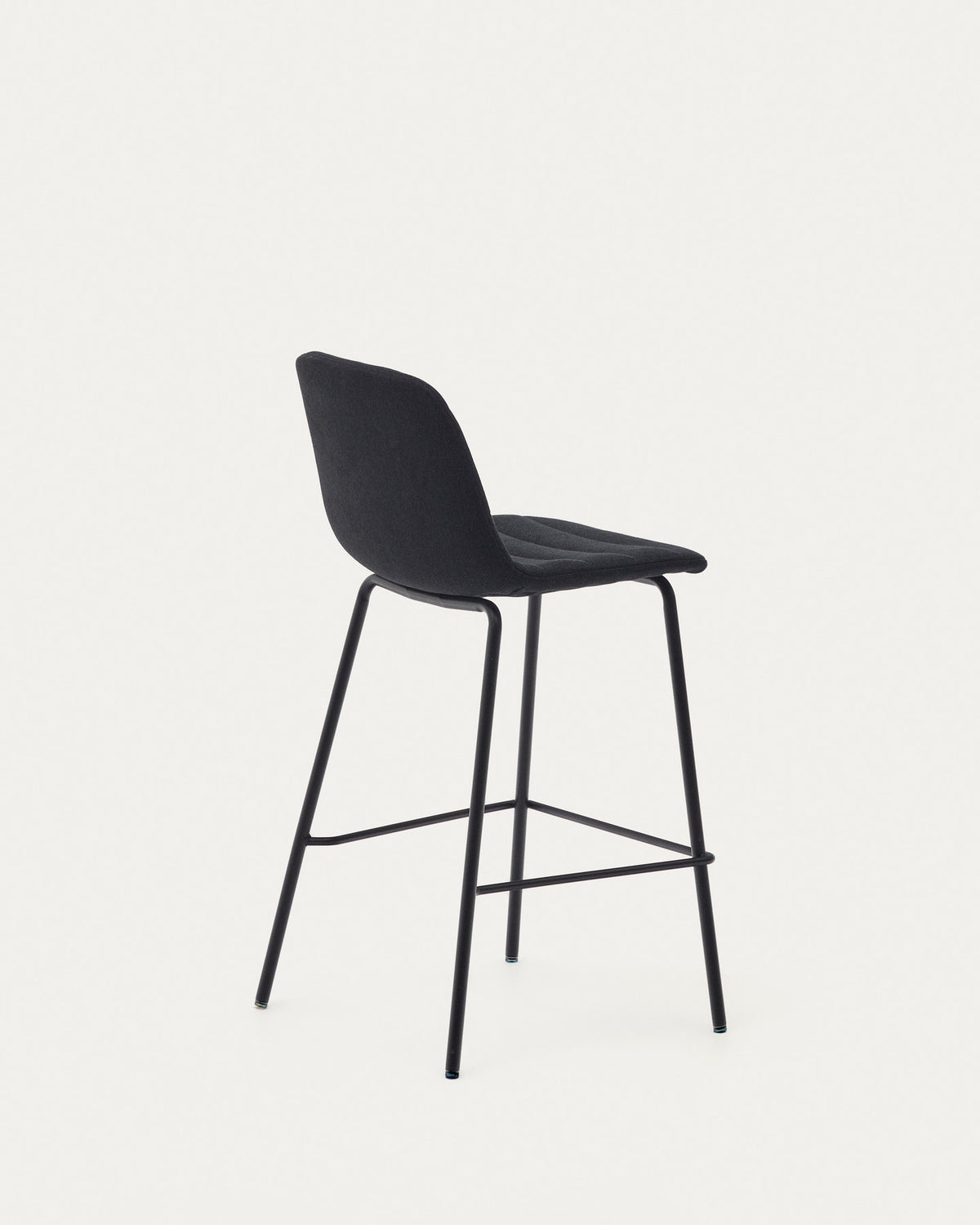 Zunilda Hocker aus schwarzem Chenille und Stahl mit mattschwarzem Finish Höhe 65cm FSC 100% in Schwarz präsentiert im Onlineshop von KAQTU Design AG. Barhocker ist von Kave Home