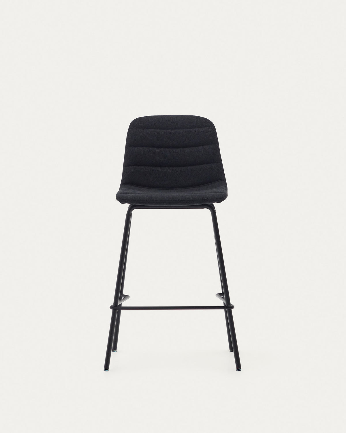 Zunilda Hocker aus schwarzem Chenille und Stahl mit mattschwarzem Finish Höhe 65cm FSC 100% in Schwarz präsentiert im Onlineshop von KAQTU Design AG. Barhocker ist von Kave Home