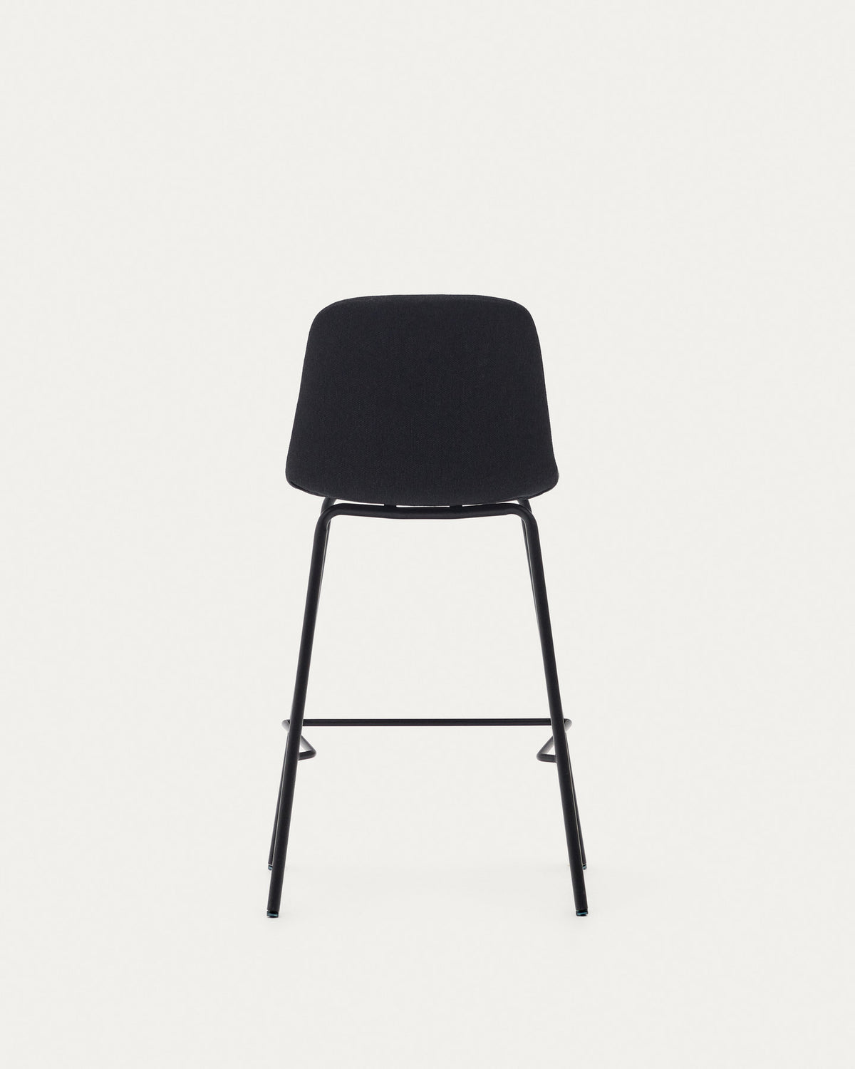 Zunilda Hocker aus schwarzem Chenille und Stahl mit mattschwarzem Finish Höhe 65cm FSC 100% in Schwarz präsentiert im Onlineshop von KAQTU Design AG. Barhocker ist von Kave Home