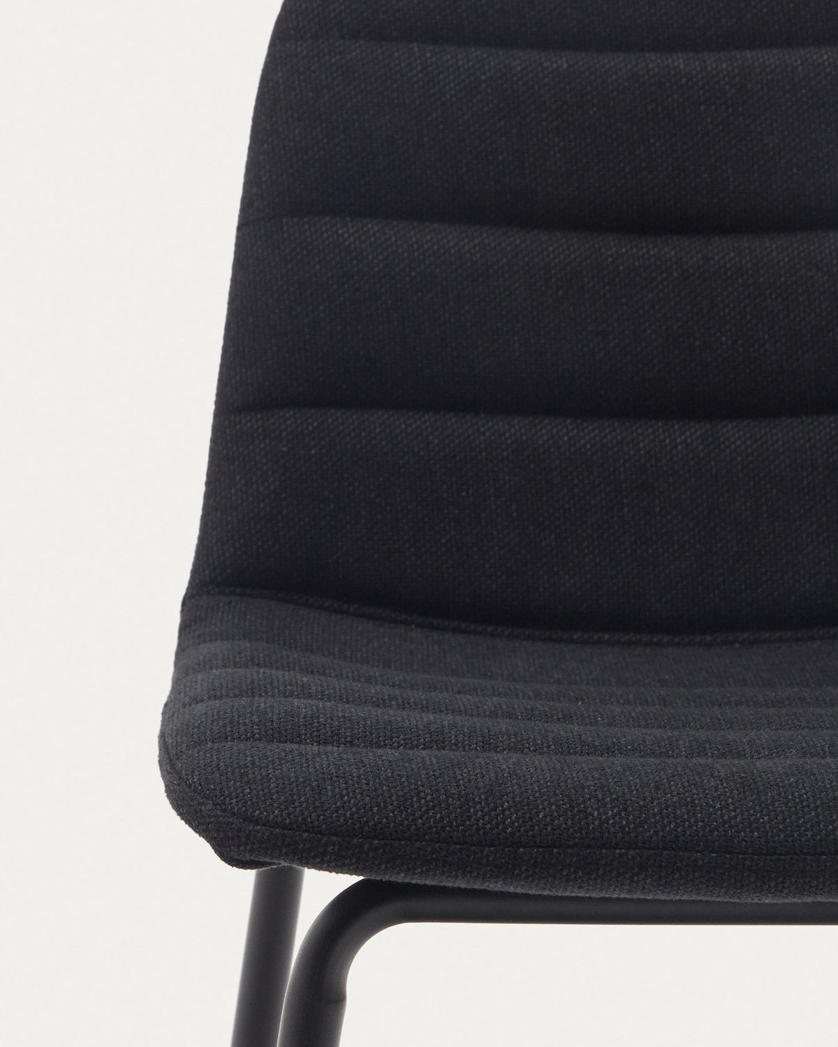Zunilda Hocker aus schwarzem Chenille und Stahl mit mattschwarzem Finish Höhe 65cm FSC 100% in Schwarz präsentiert im Onlineshop von KAQTU Design AG. Barhocker ist von Kave Home
