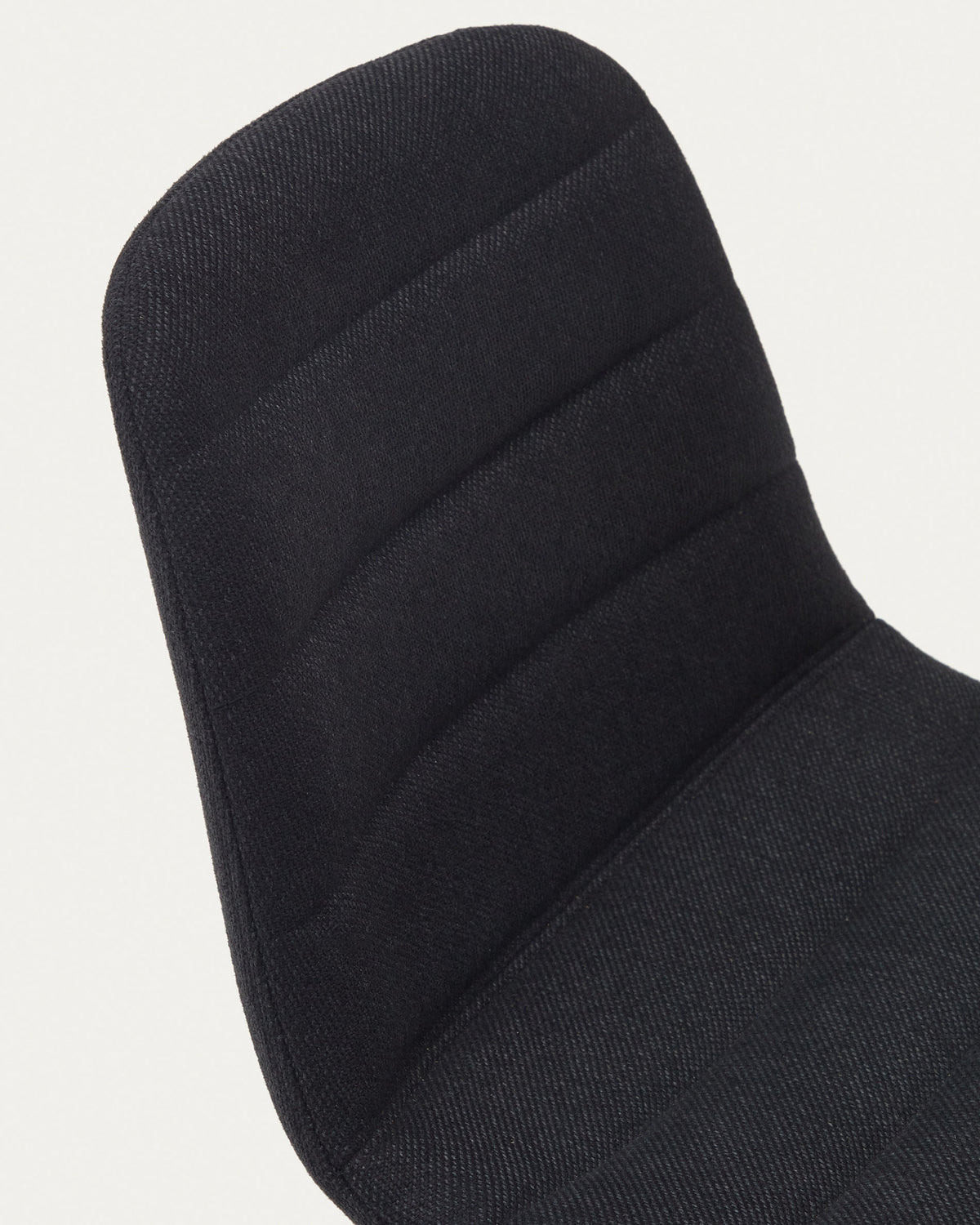 Zunilda Hocker aus schwarzem Chenille und Stahl mit mattschwarzem Finish Höhe 65cm FSC 100% in Schwarz präsentiert im Onlineshop von KAQTU Design AG. Barhocker ist von Kave Home