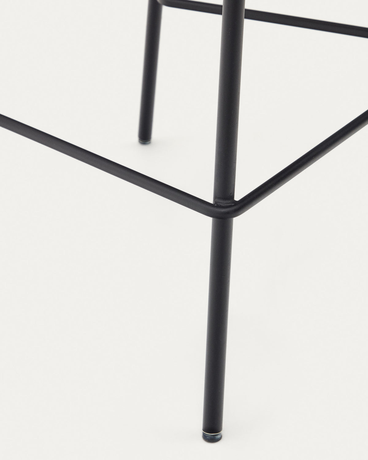 Zunilda Hocker aus schwarzem Chenille und Stahl mit mattschwarzem Finish Höhe 65cm FSC 100% in Schwarz präsentiert im Onlineshop von KAQTU Design AG. Barhocker ist von Kave Home