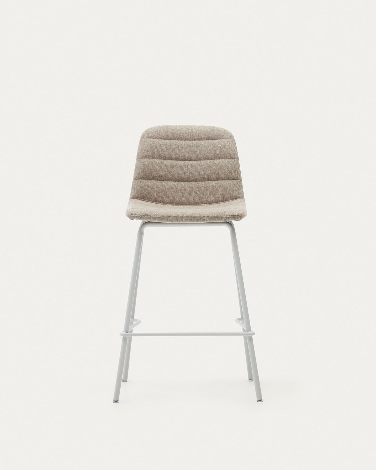 Zunilda Hocker aus beigefarbenem Chenille und Stahl mit mattweissem Finish Höhe 65cm FSC 100% in Weiss präsentiert im Onlineshop von KAQTU Design AG. Barhocker ist von Kave Home