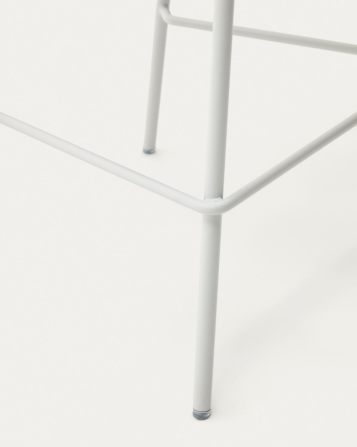 Zunilda Hocker aus beigefarbenem Chenille und Stahl mit mattweissem Finish Höhe 65cm FSC 100% in Weiss präsentiert im Onlineshop von KAQTU Design AG. Barhocker ist von Kave Home
