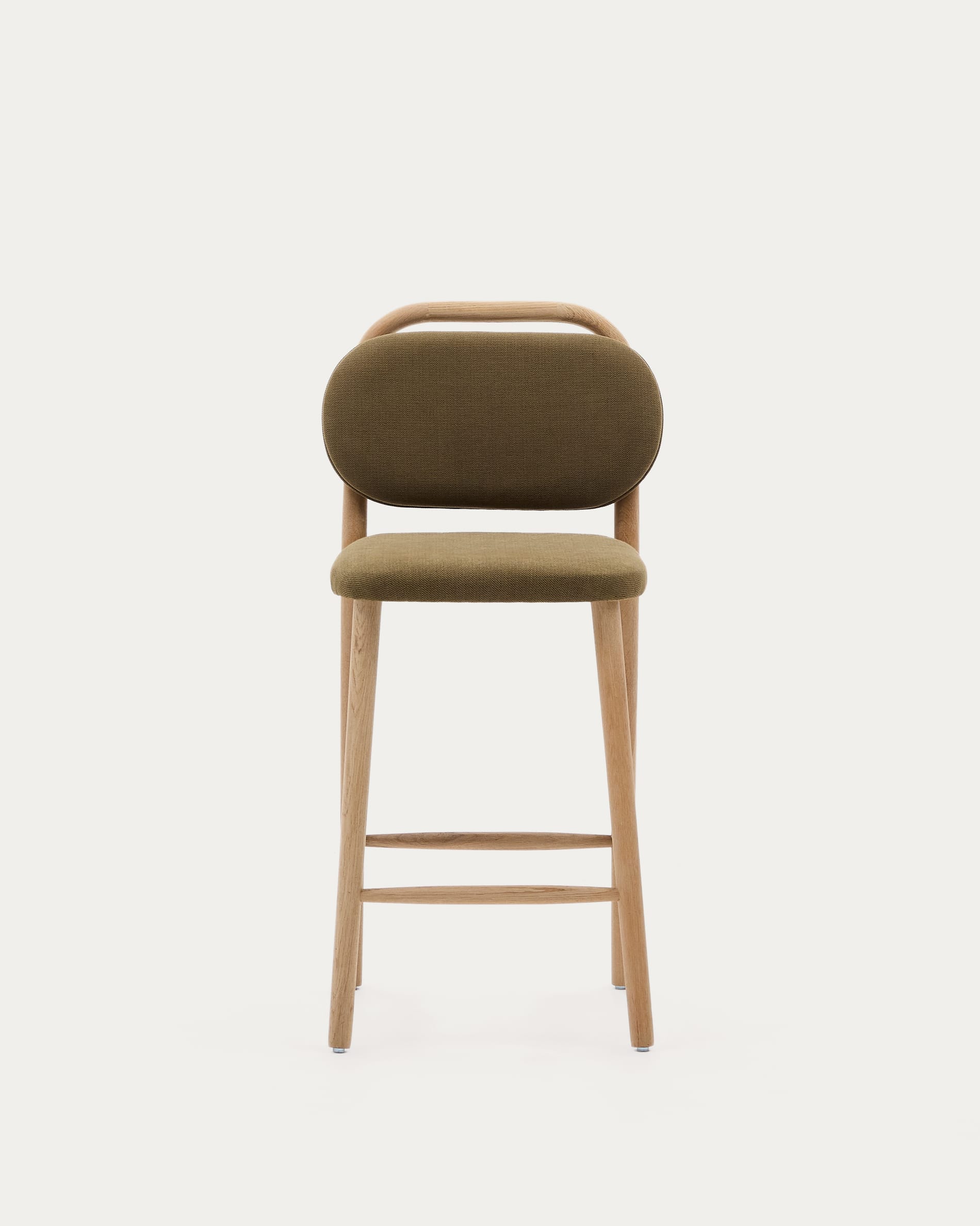 Helda Hocker, 65 cm, aus grüner Chenille und FSC-zertifiziertem Eichenholz, vereint modernes Design und nachhaltige Materialien.