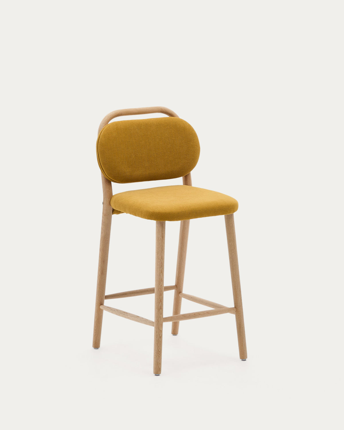Helda Hocker aus senfgelber Chenille und massivem Eichenholz FSC Mix Credit 65 cm in Senfgelb, Natur präsentiert im Onlineshop von KAQTU Design AG. Barstuhl ist von Kave Home