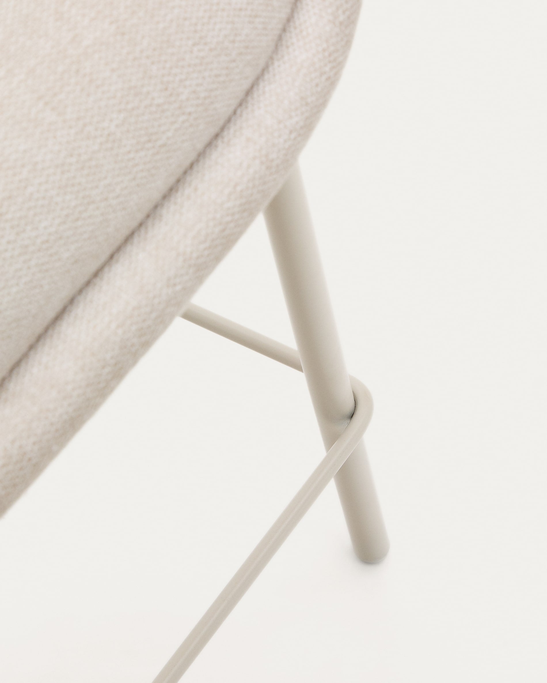 Eleganter Hocker in Beige aus Chenille mit stabilen Stahlbeinen, ideal für Essbereiche und stilvolle Akzente in jedem Raum.