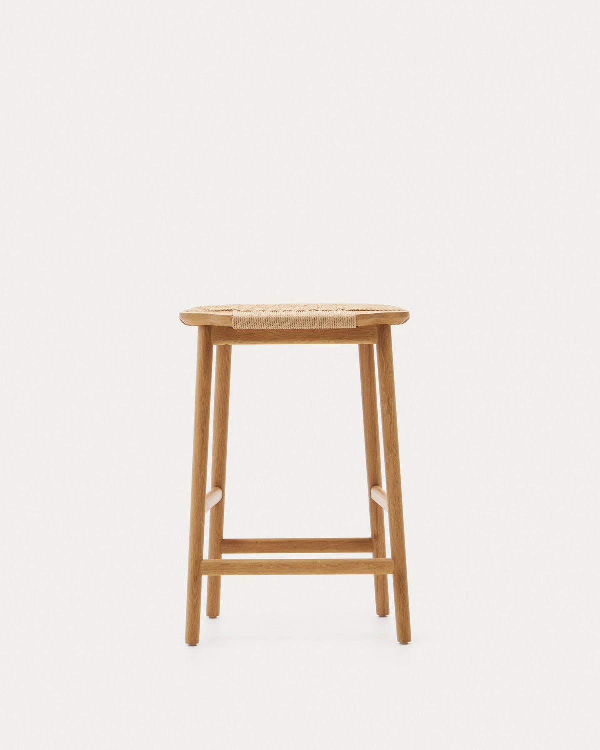 Enit Hocker aus Papierseil in Beige und massivem Eichenholz mit natürlichem Finish 65cm FSC Mix Credit in Natur präsentiert im Onlineshop von KAQTU Design AG. Barhocker ist von Kave Home