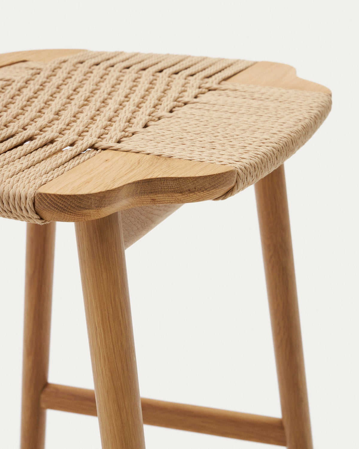 Enit Hocker aus Papierseil in Beige und massivem Eichenholz mit natürlichem Finish 65cm FSC Mix Credit in Natur präsentiert im Onlineshop von KAQTU Design AG. Barhocker ist von Kave Home