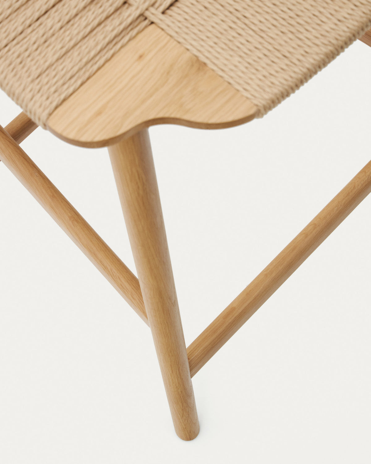 Enit Hocker aus Papierseil in Beige und massivem Eichenholz mit natürlichem Finish 65cm FSC Mix Credit in Natur präsentiert im Onlineshop von KAQTU Design AG. Barhocker ist von Kave Home