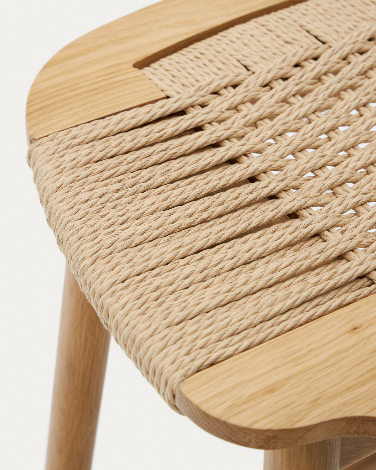 Enit Hocker aus Papierseil in Beige und massivem Eichenholz mit natürlichem Finish 65cm FSC Mix Credit in Natur präsentiert im Onlineshop von KAQTU Design AG. Barhocker ist von Kave Home