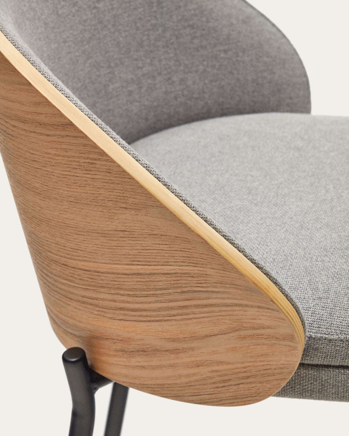 Eamy Hocker hellgraue Chenille Eschenfurnier mit natürlichem Finish und Metall in Schwarz Höhe 65 cm in Grau präsentiert im Onlineshop von KAQTU Design AG. Barhocker ist von Kave Home