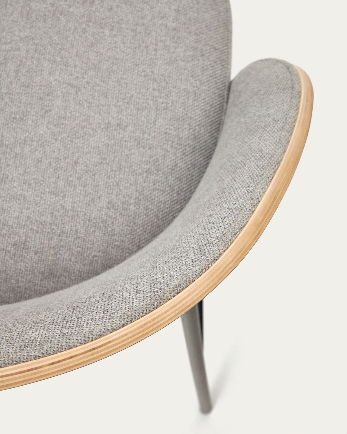Eamy Hocker hellgraue Chenille Eschenfurnier mit natürlichem Finish und Metall in Schwarz Höhe 65 cm in Grau präsentiert im Onlineshop von KAQTU Design AG. Barhocker ist von Kave Home