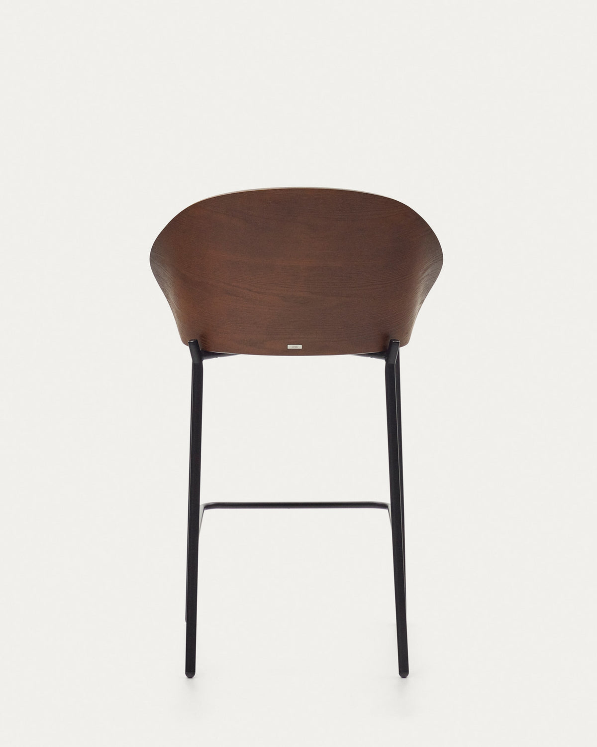 Eamy Hocker aus hellbrauner Chenille mit Eschenfurnier in Nussbaum-Finish und schwarzem Metall 65 cm in Beige präsentiert im Onlineshop von KAQTU Design AG. Barhocker ist von Kave Home