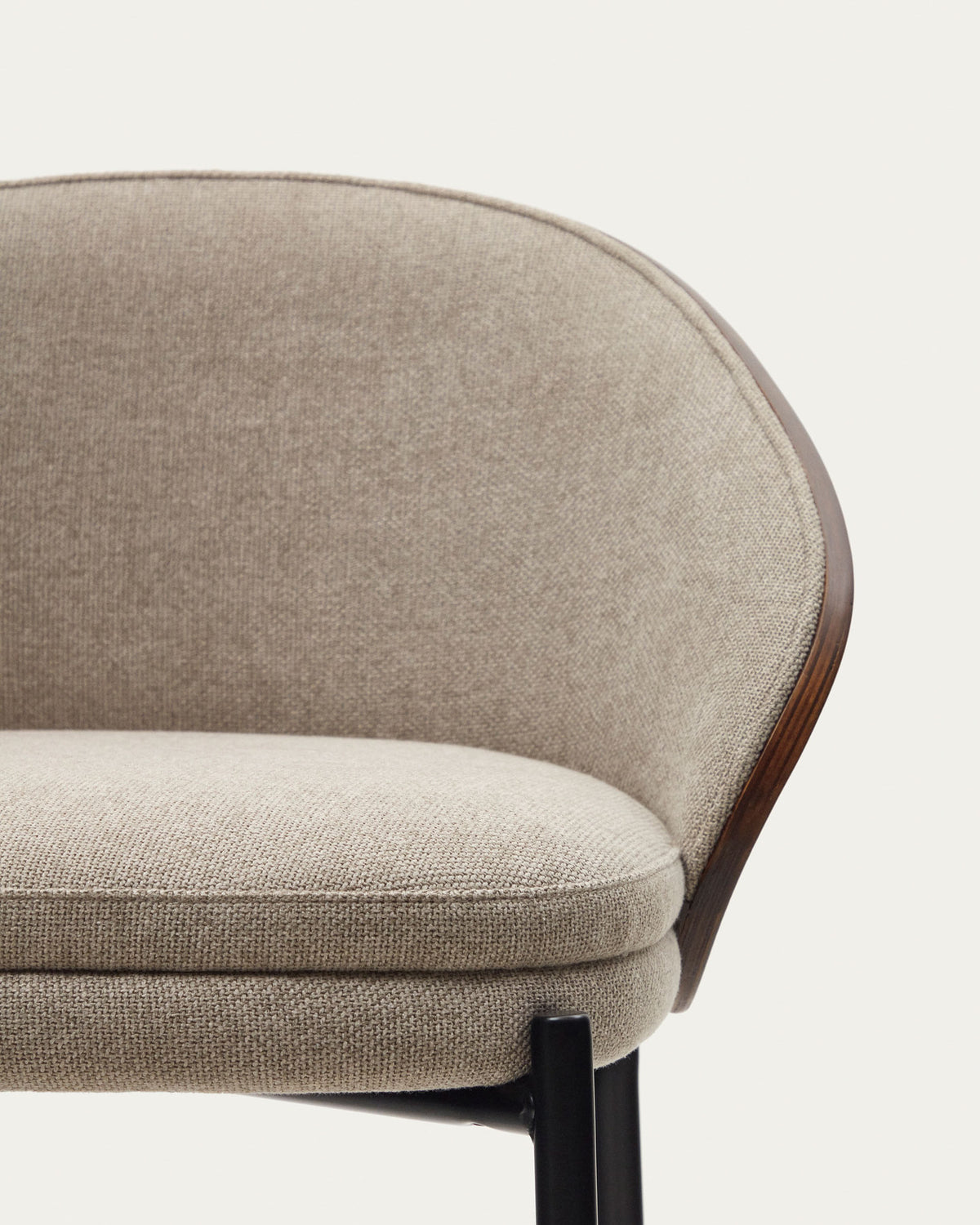 Eamy Hocker aus hellbrauner Chenille mit Eschenfurnier in Nussbaum-Finish und schwarzem Metall 65 cm in Beige präsentiert im Onlineshop von KAQTU Design AG. Barhocker ist von Kave Home