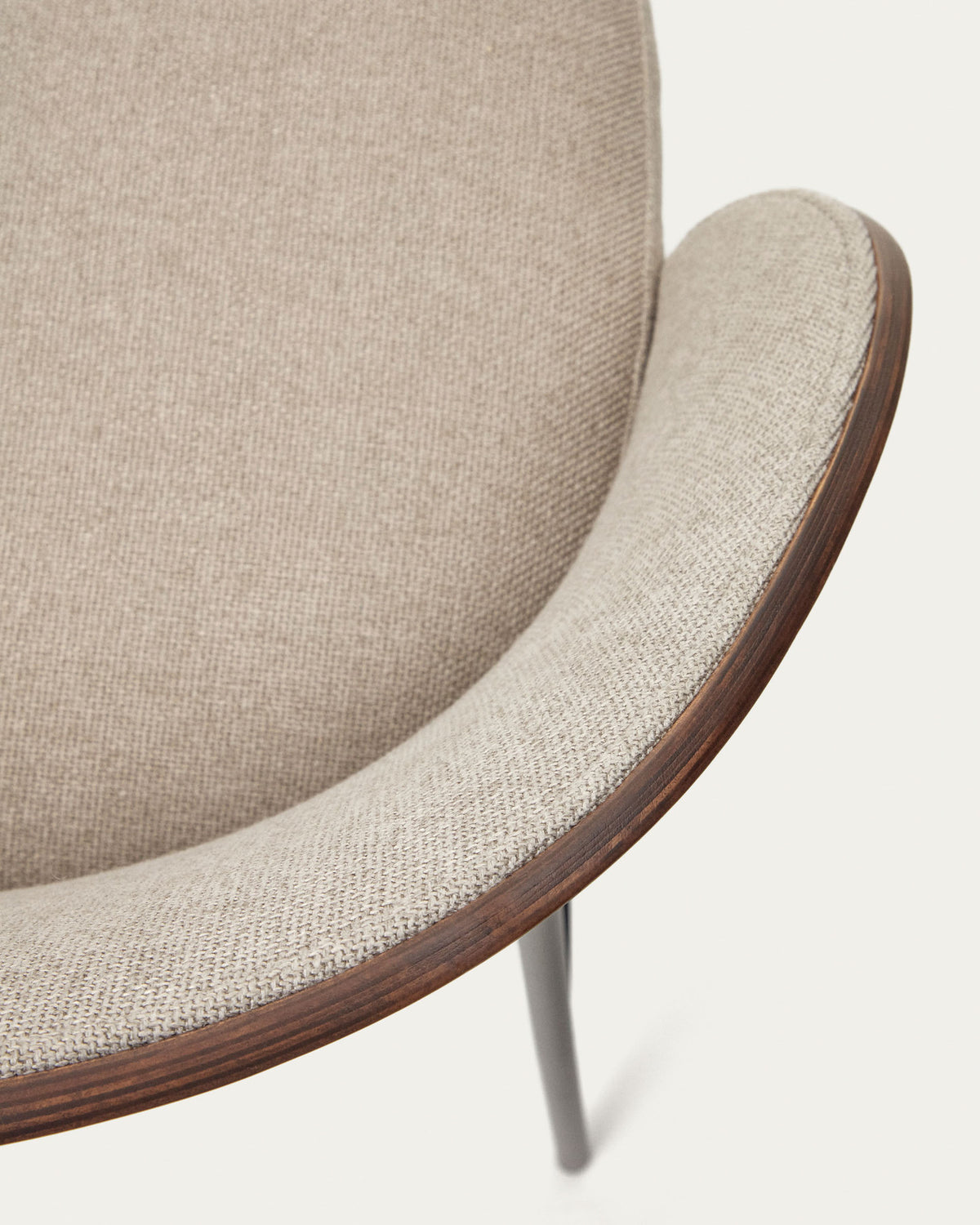 Eamy Hocker aus hellbrauner Chenille mit Eschenfurnier in Nussbaum-Finish und schwarzem Metall 65 cm in Beige präsentiert im Onlineshop von KAQTU Design AG. Barhocker ist von Kave Home
