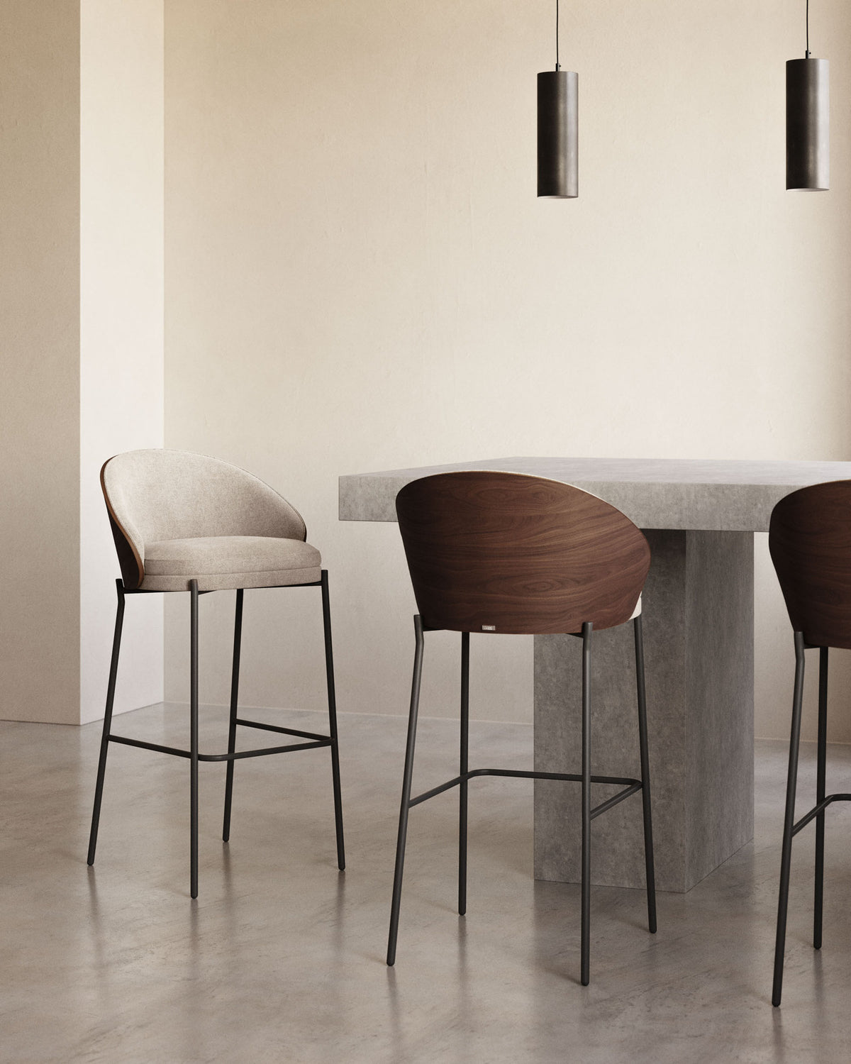 Eamy Hocker aus hellbrauner Chenille mit Eschenfurnier in Nussbaum-Finish und schwarzem Metall 65 cm in Beige präsentiert im Onlineshop von KAQTU Design AG. Barhocker ist von Kave Home