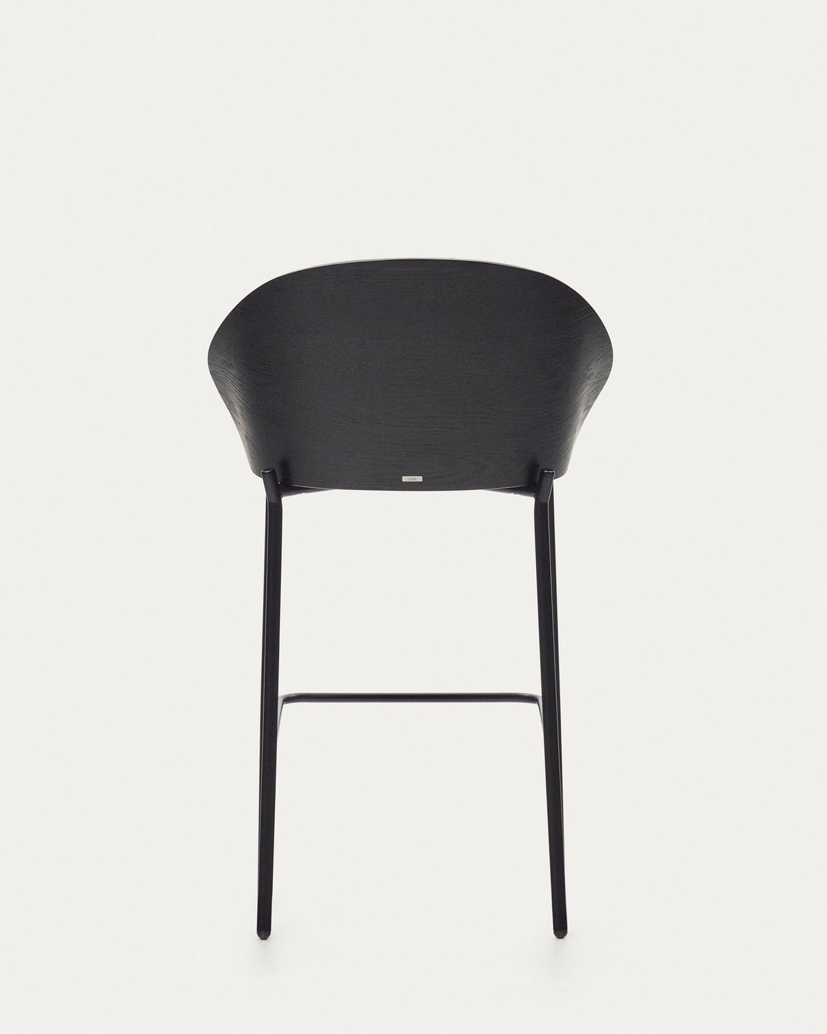 Eamy Hocker hellgraue Chenille Eschenfurnier mit schwarzem Finish und Metall in Schwarz Höhe 65 cm in Schwarz präsentiert im Onlineshop von KAQTU Design AG. Barhocker ist von Kave Home