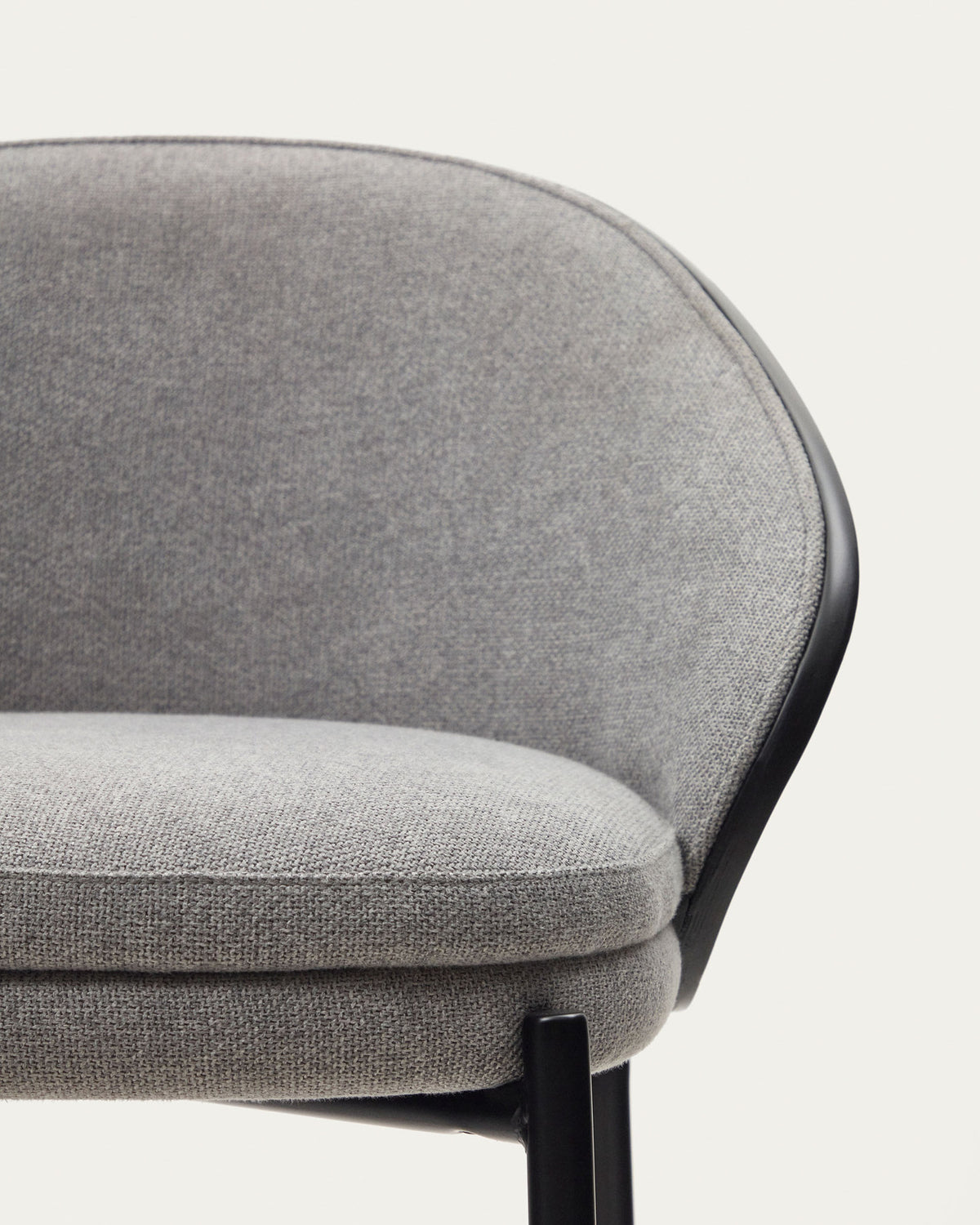 Eamy Hocker hellgraue Chenille Eschenfurnier mit schwarzem Finish und Metall in Schwarz Höhe 65 cm in Schwarz präsentiert im Onlineshop von KAQTU Design AG. Barhocker ist von Kave Home