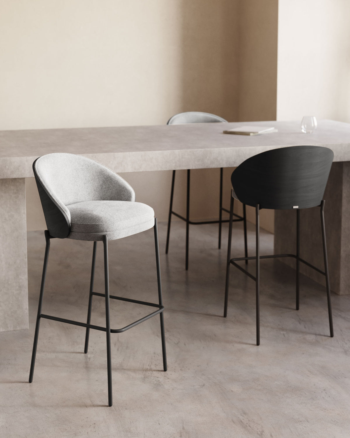 Eamy Hocker hellgraue Chenille Eschenfurnier mit schwarzem Finish und Metall in Schwarz Höhe 65 cm in Schwarz präsentiert im Onlineshop von KAQTU Design AG. Barhocker ist von Kave Home